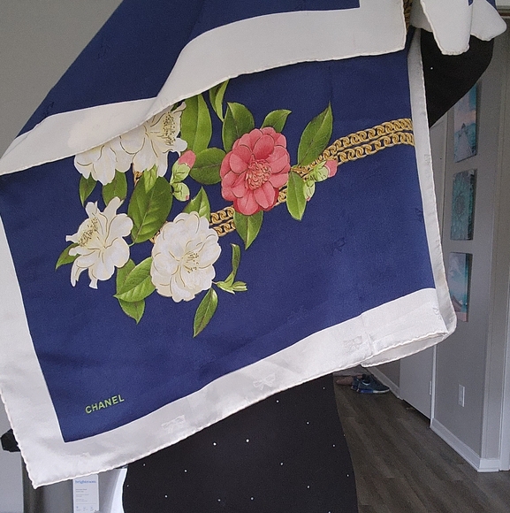 Authentic Chanel scarf - Picture 3 of 8